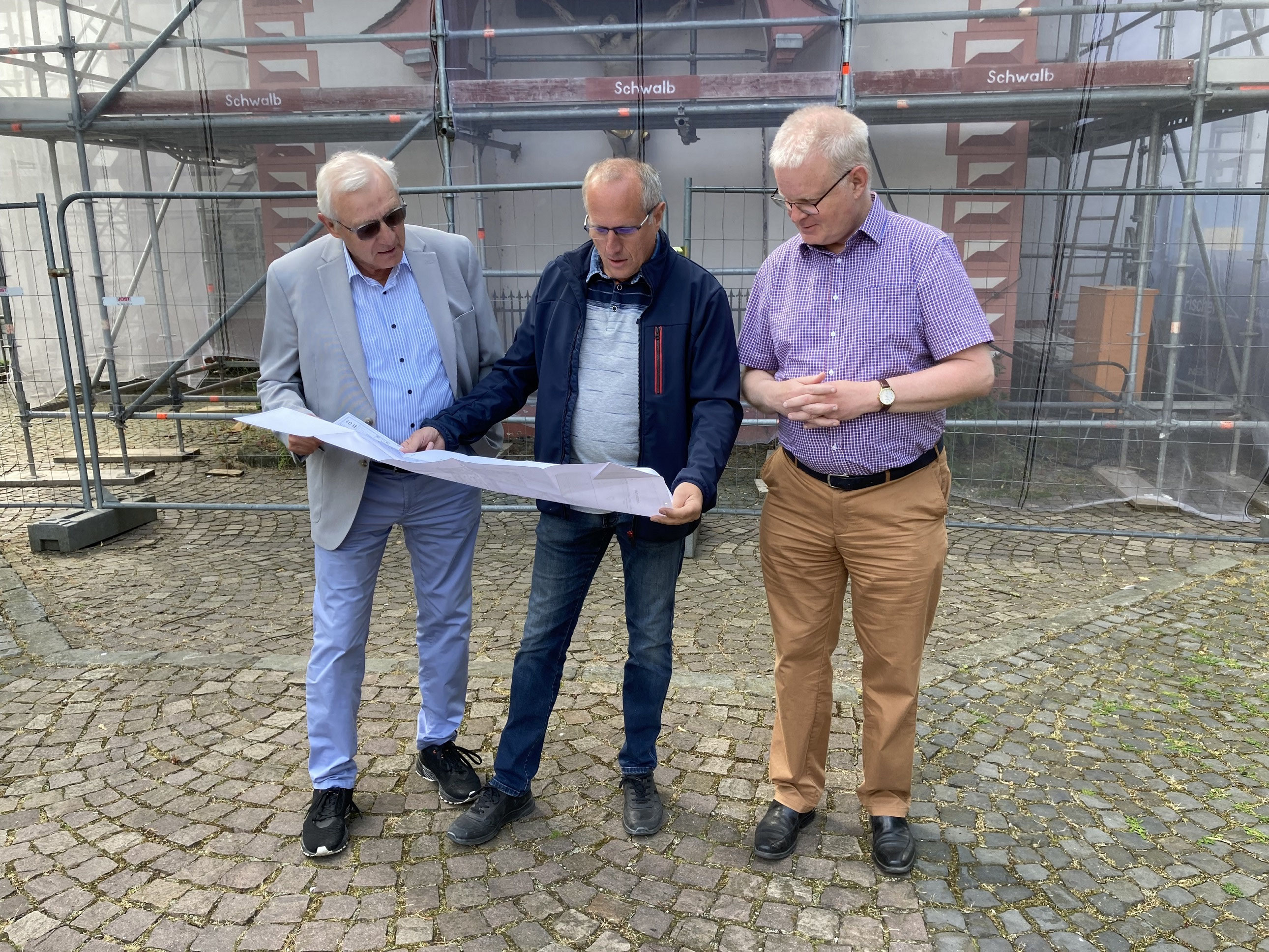 A Neues Dach auf der Pfarreikirche St. Anna in Herschbach