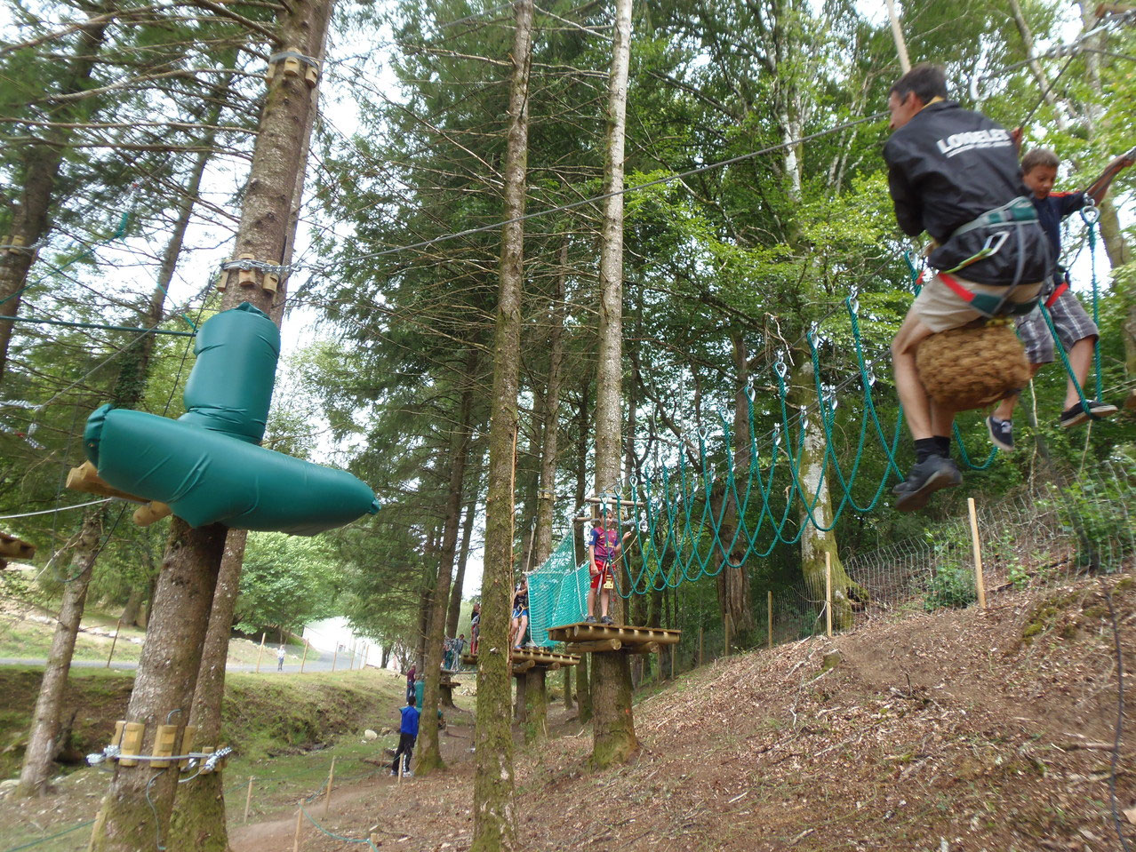 Découvrir l'accrobranche au camping CAMPING LES TROIS SOURCES