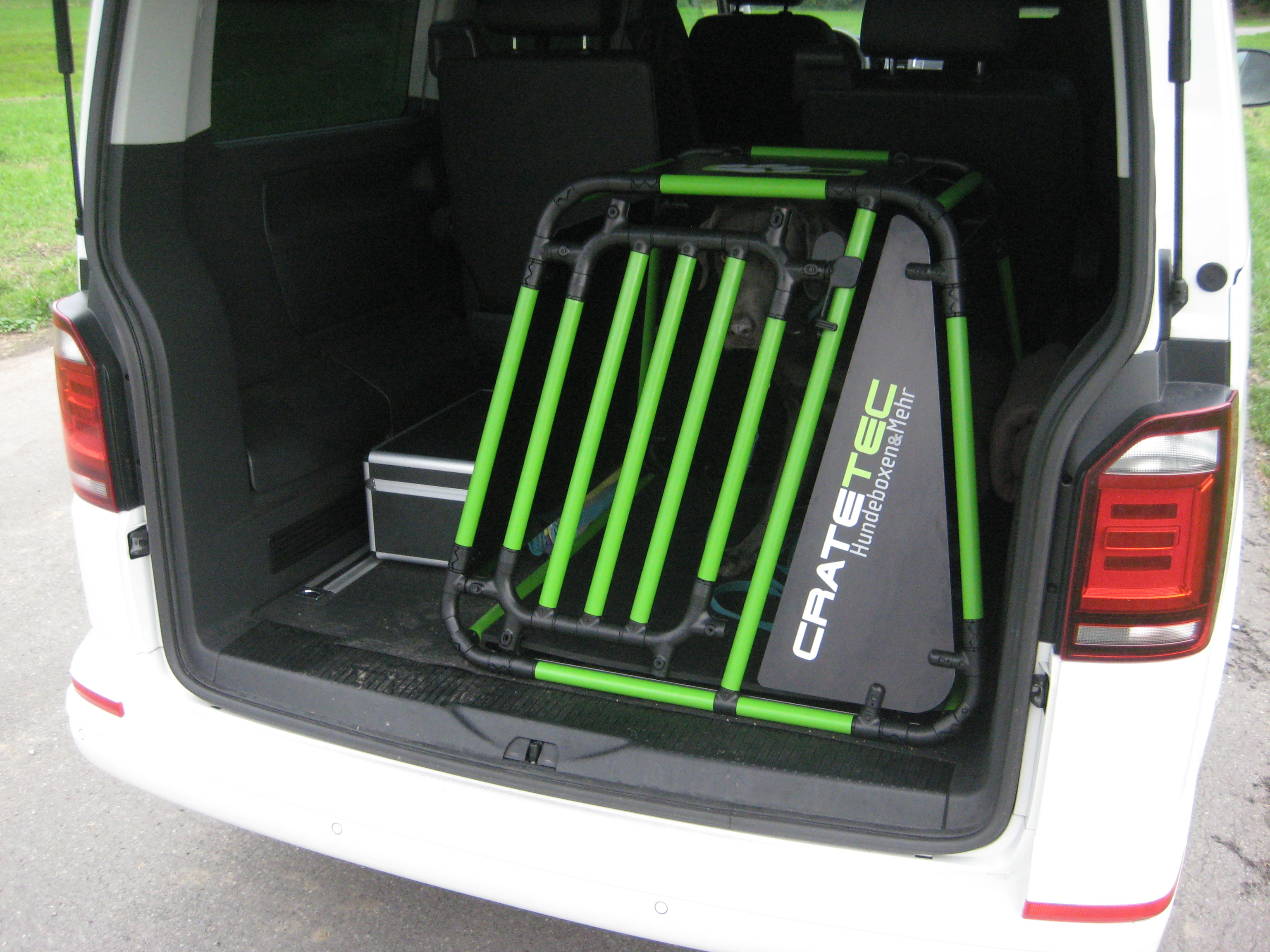 Hundebox für Rücksitz und Transportbox für Hunde in der Praxis