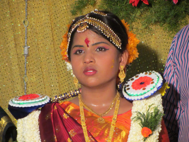 Résultat de recherche d'images pour "CELEBRATION DE LA PUBERTE D'UNE JEUNE FILLE EN INDE"