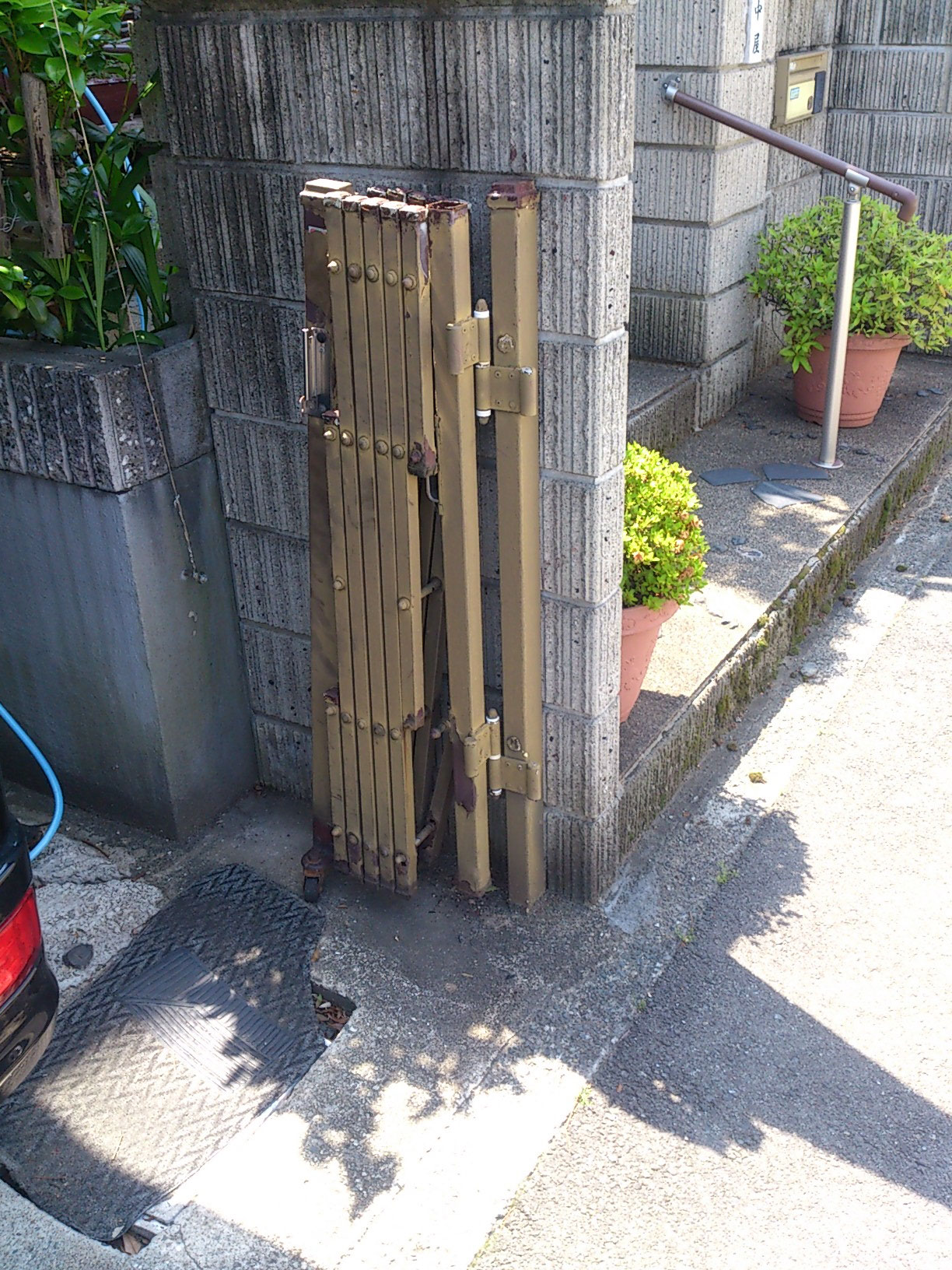 解体から完成まで半日で完了 今日はアコーディオン門扉を取り付けてきましたーヾ ノ 堺市 堺区の福合施設 まん福亭 解体から完成まで半日で完了 今日はアコーディオン門扉を取り付けてきましたーヾ ノ 堺市 堺区の福合施設 まん福亭