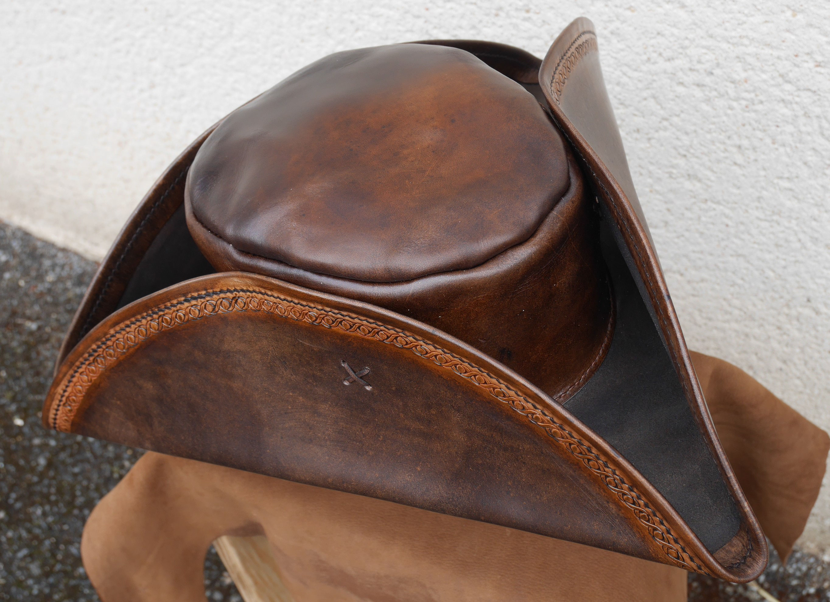 Tricorne En Cuir Pirate Mousquetaire Sur Mesure Eden Esprit Cuir Specialiste Du Cuir Vegetal