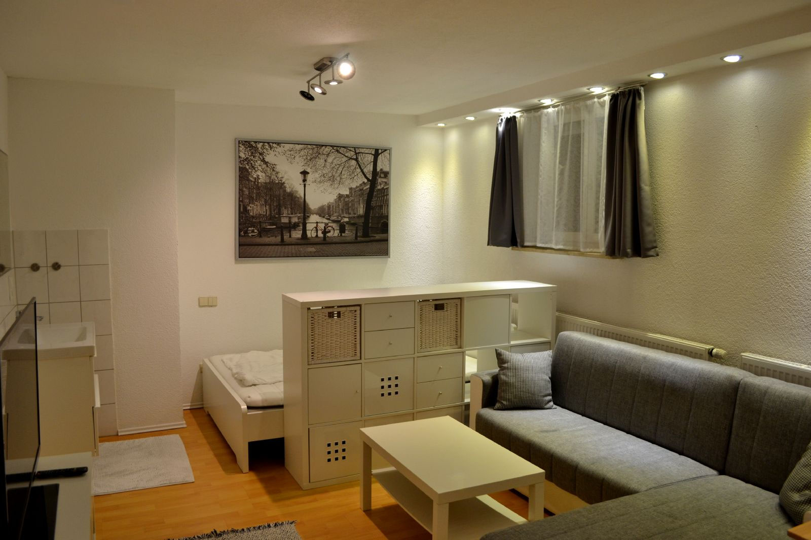 schlaf und wohnzimmer in einem