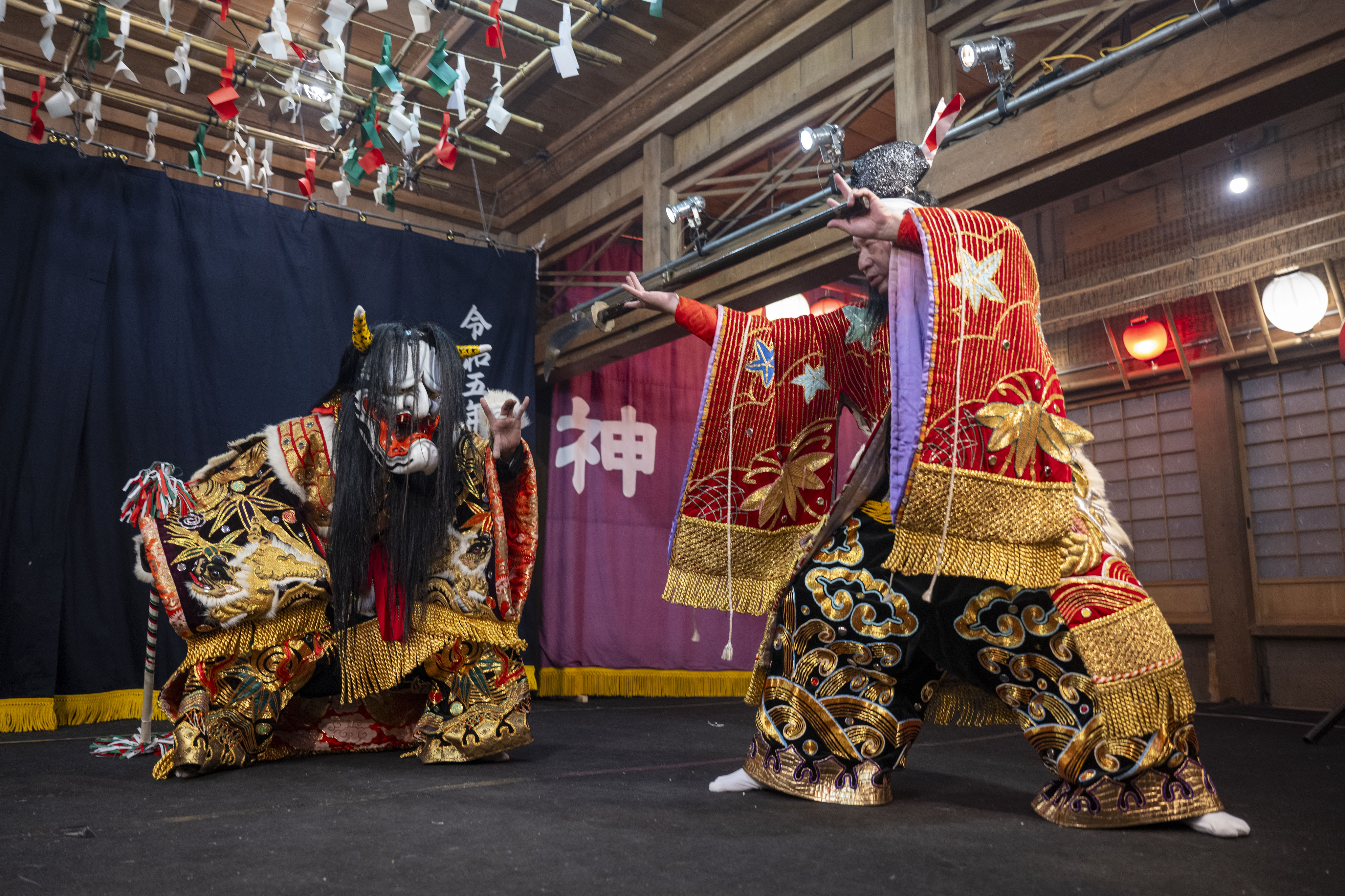 塵倫の神楽面　板付きになります 塵輪 | 石見神楽演目紹介 | 石見神楽公式サイト