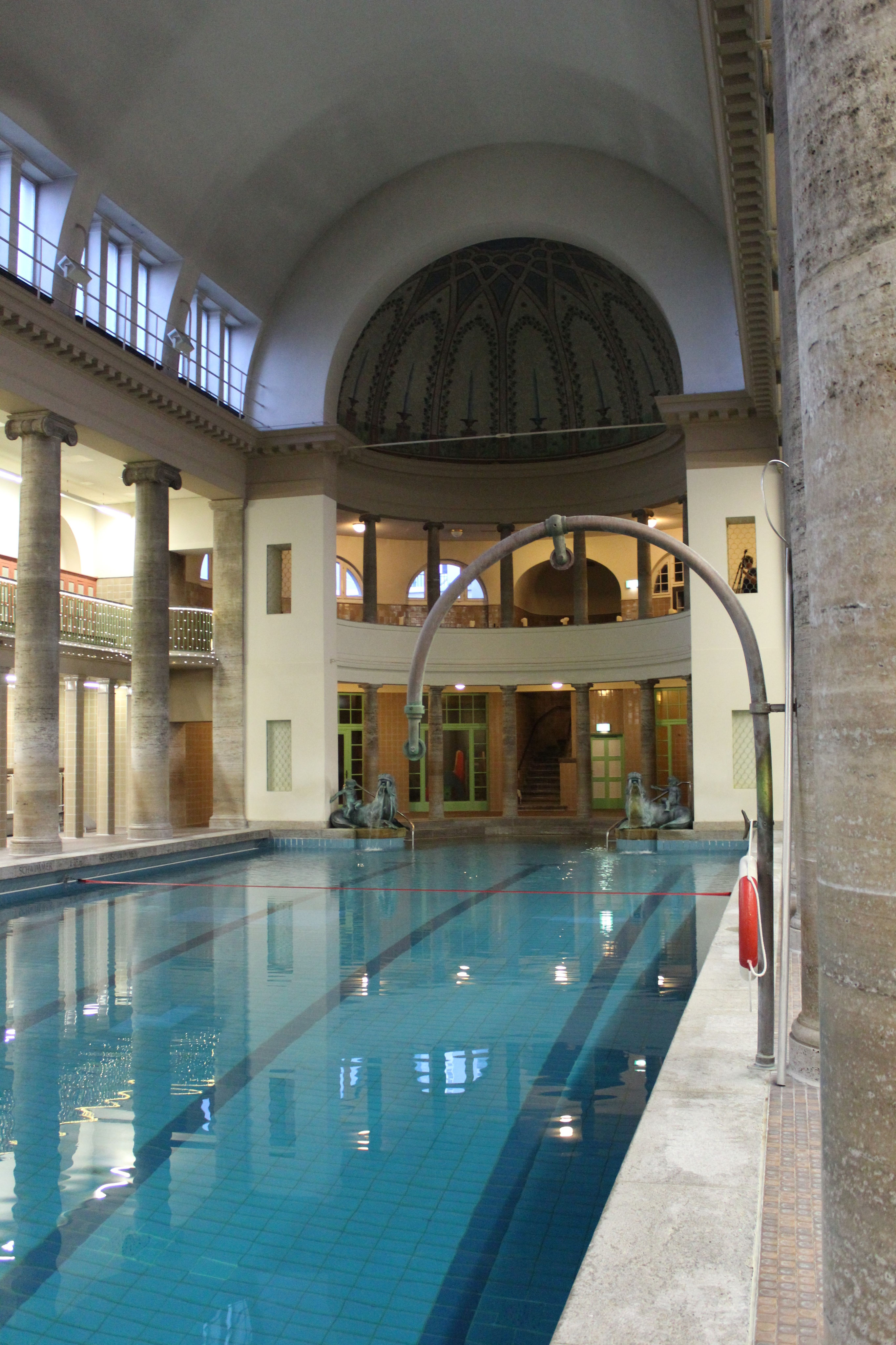 Bilder von Stadtbad Neukölln: Tauche ein in die Berliner Badekultur!