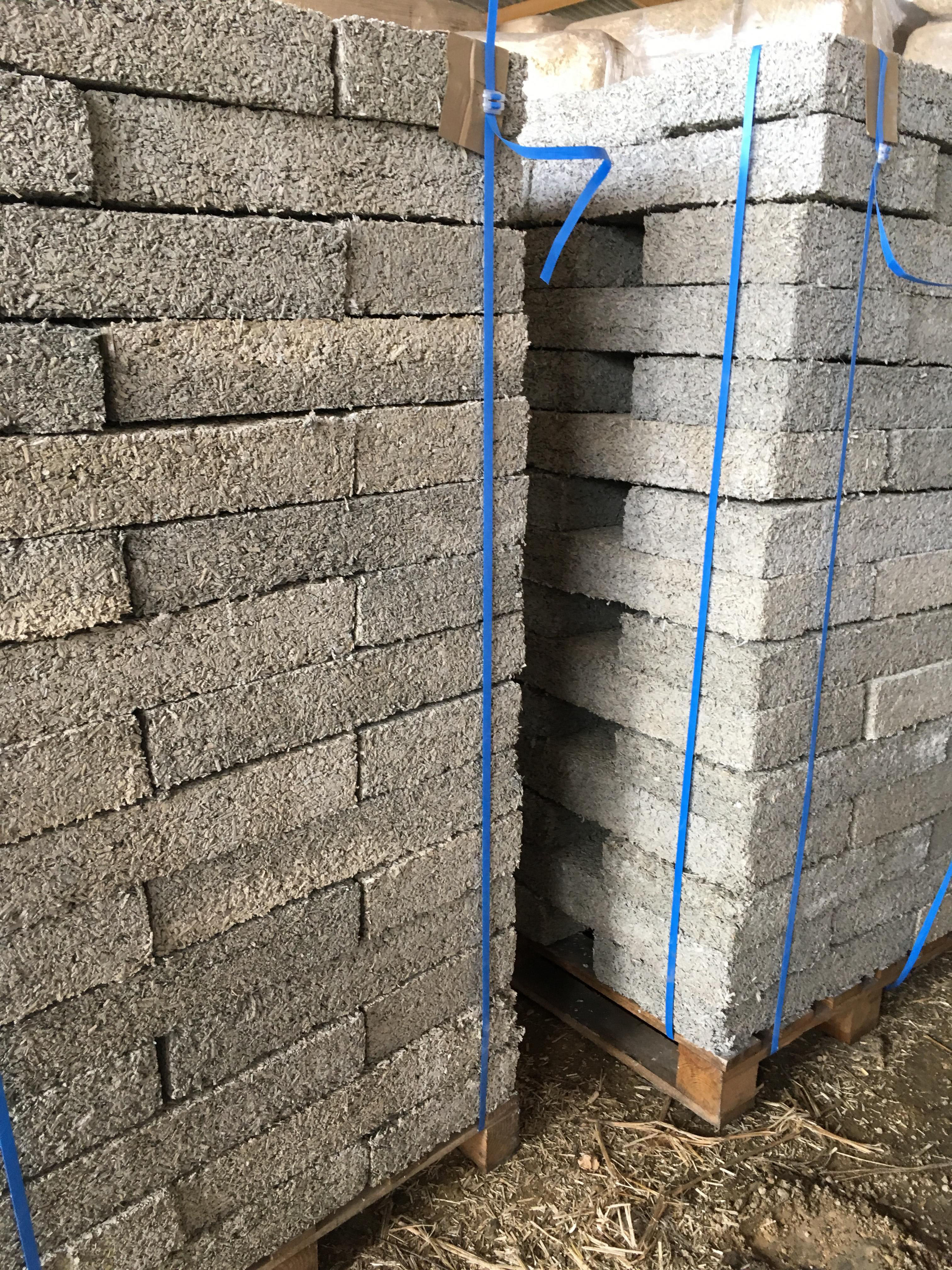 AGGLO'CHANVRE : Briques chaux/chanvre - Agrochanvre Barenton