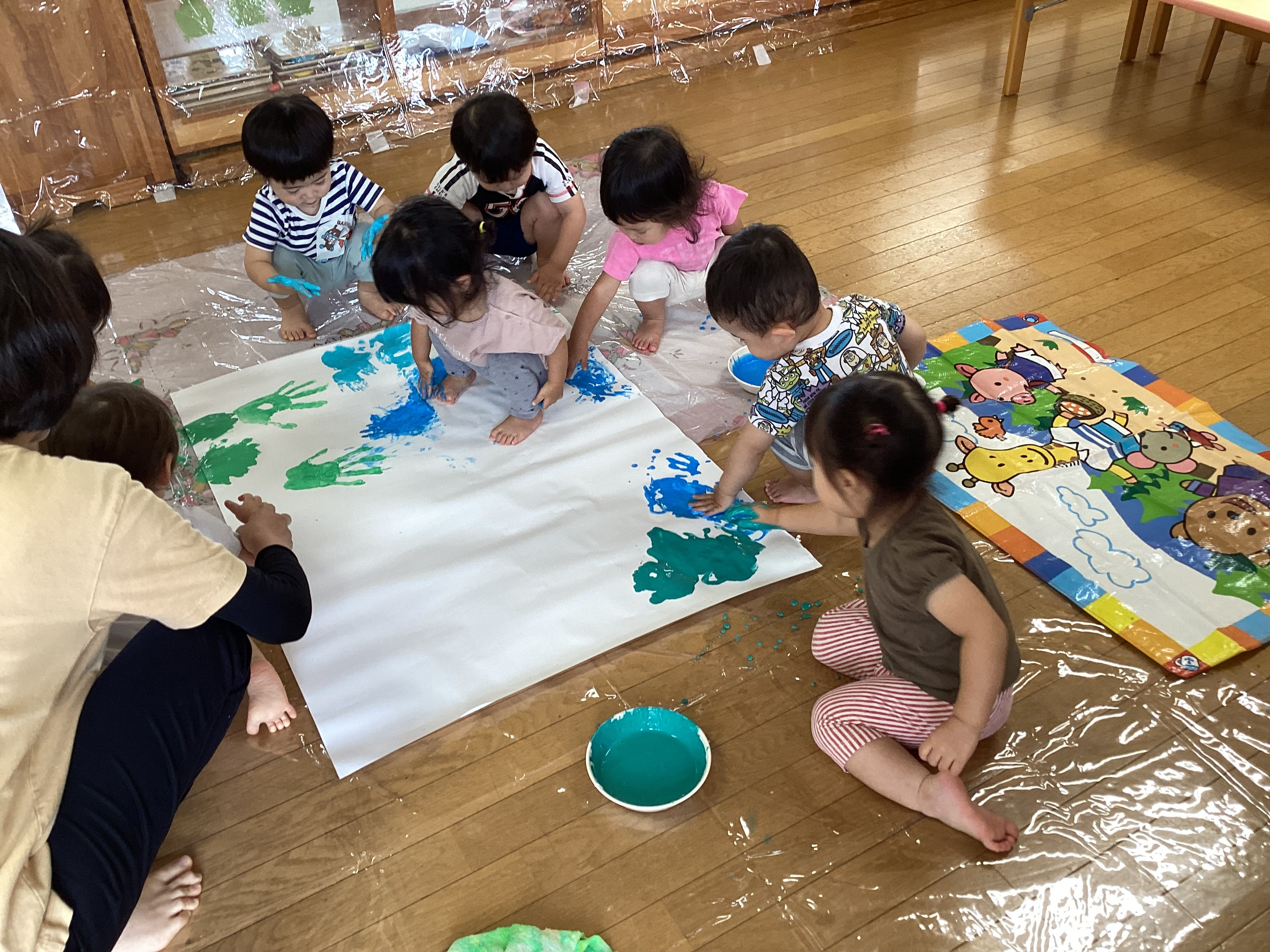 8月 つくし組～感触遊び～ - れんげ南街保育園