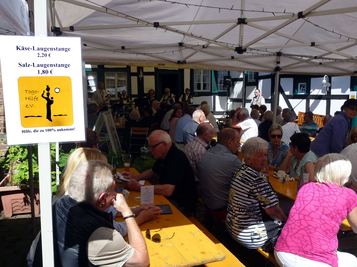 SonntagsJazzFrühschoppen im Himmeroder Hof in Rheinbach Togohilfe e.V.
