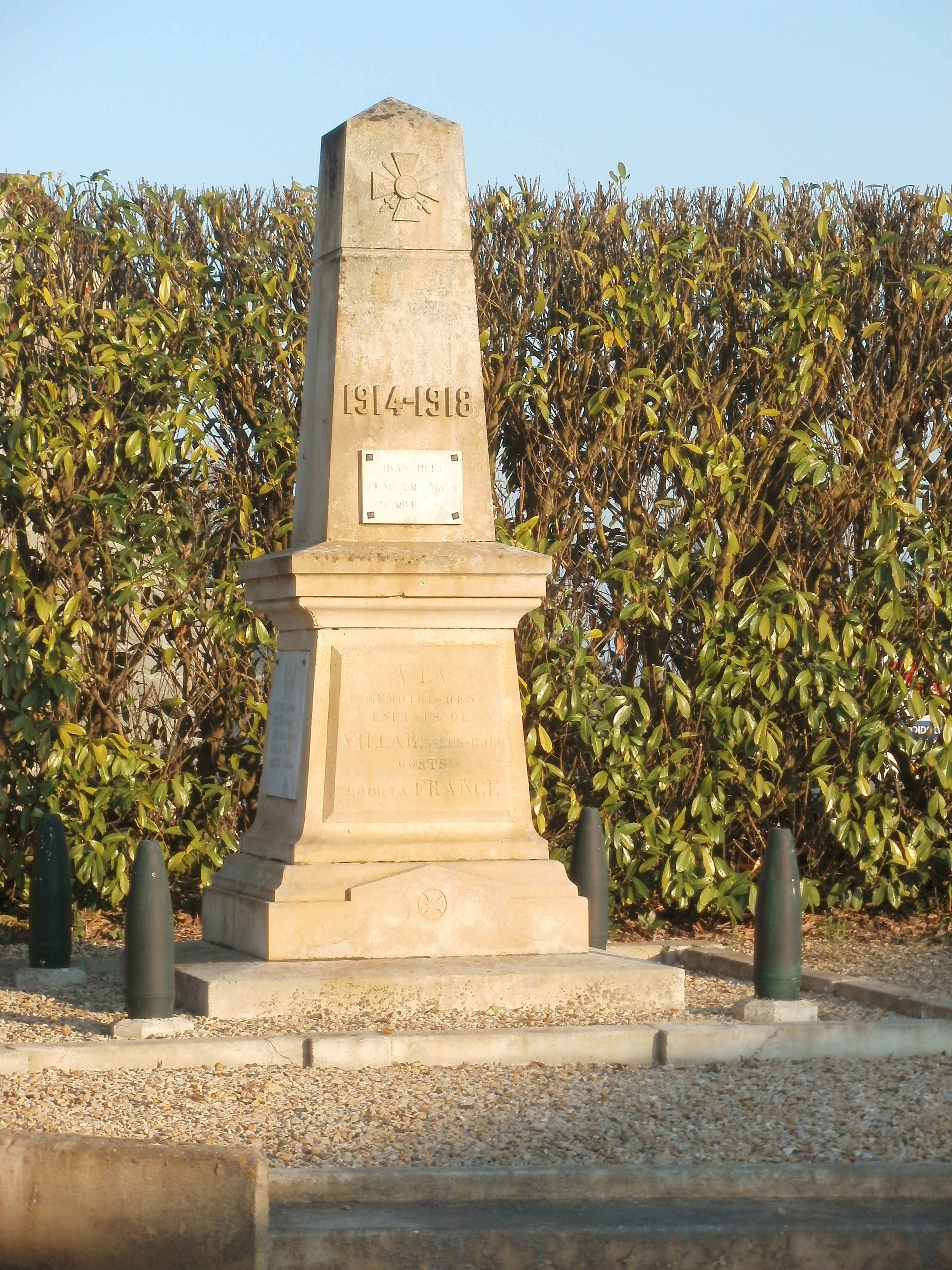 Le monument aux Morts - Villars Les Bois