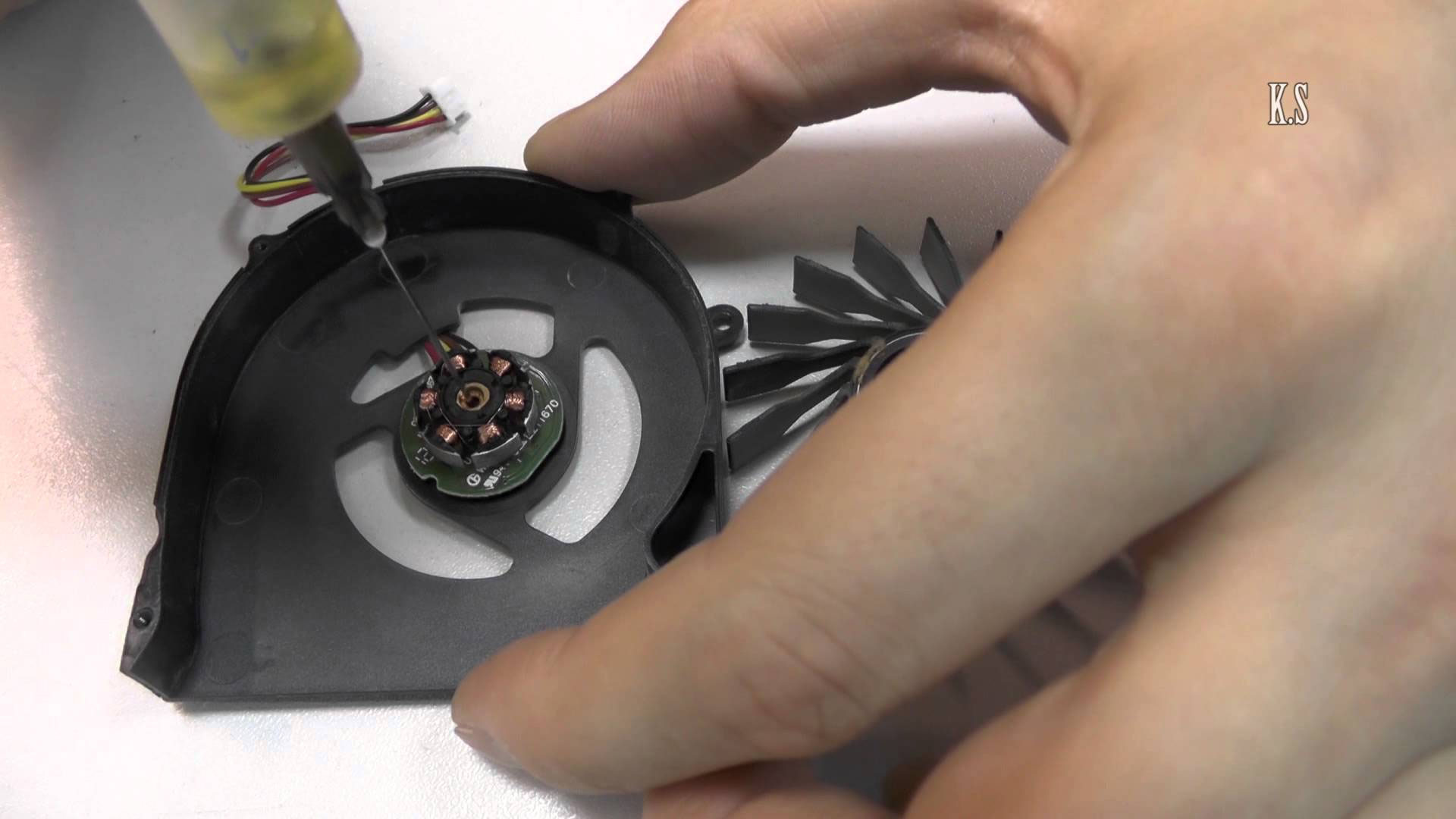 смазка кулера ноутбука леново. неразборный вентилятор кулера. как смазать кулер. как смазать кулер. как смазатб вентиляторпроуессора.