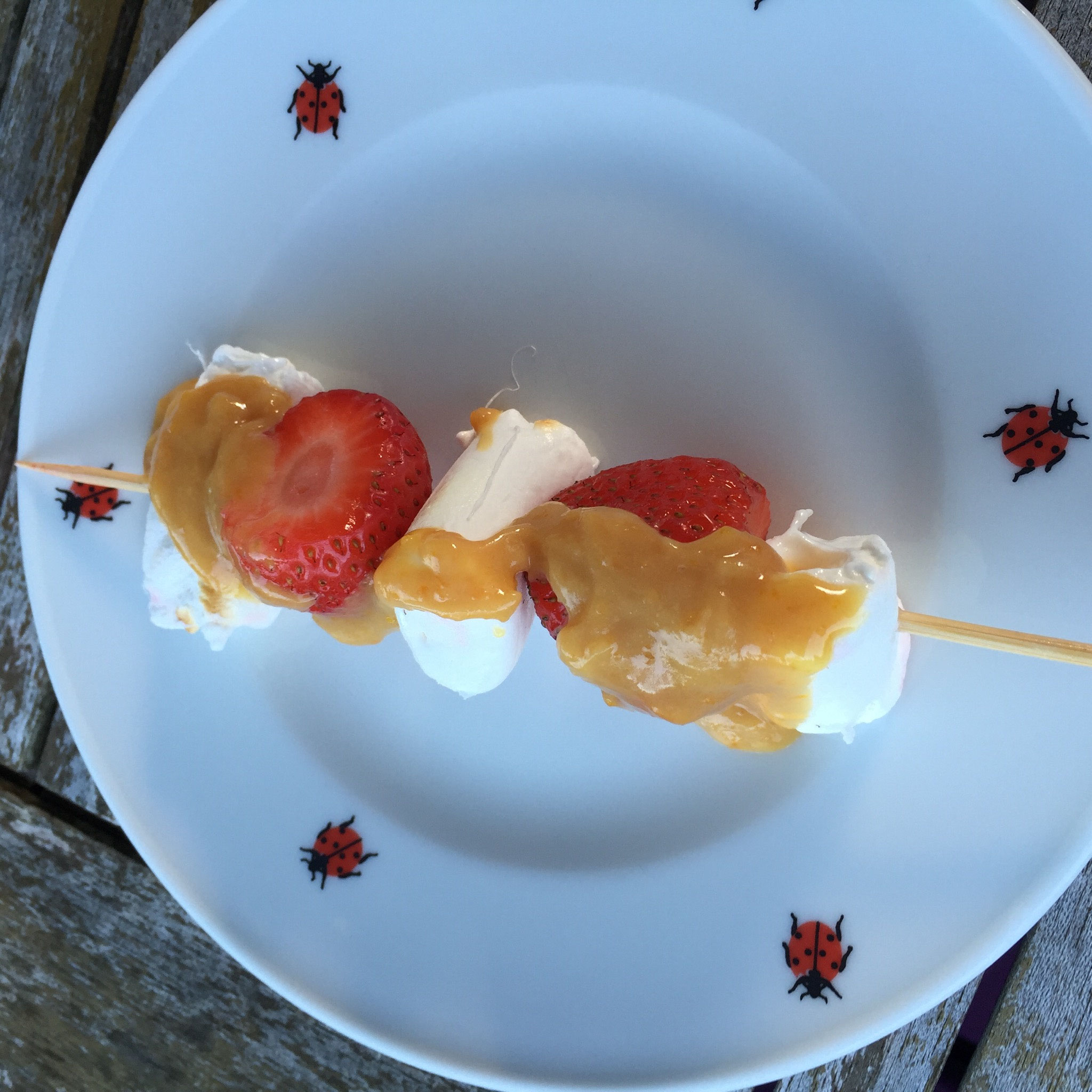 Erdbeer-Marshmallow-Spieße vom Grill mit weißer Schokolade-Orangensauce ... Erdbeer-Marshmallow-Spieße vom Grill mit weißer Schokolade-Orangensauce ...