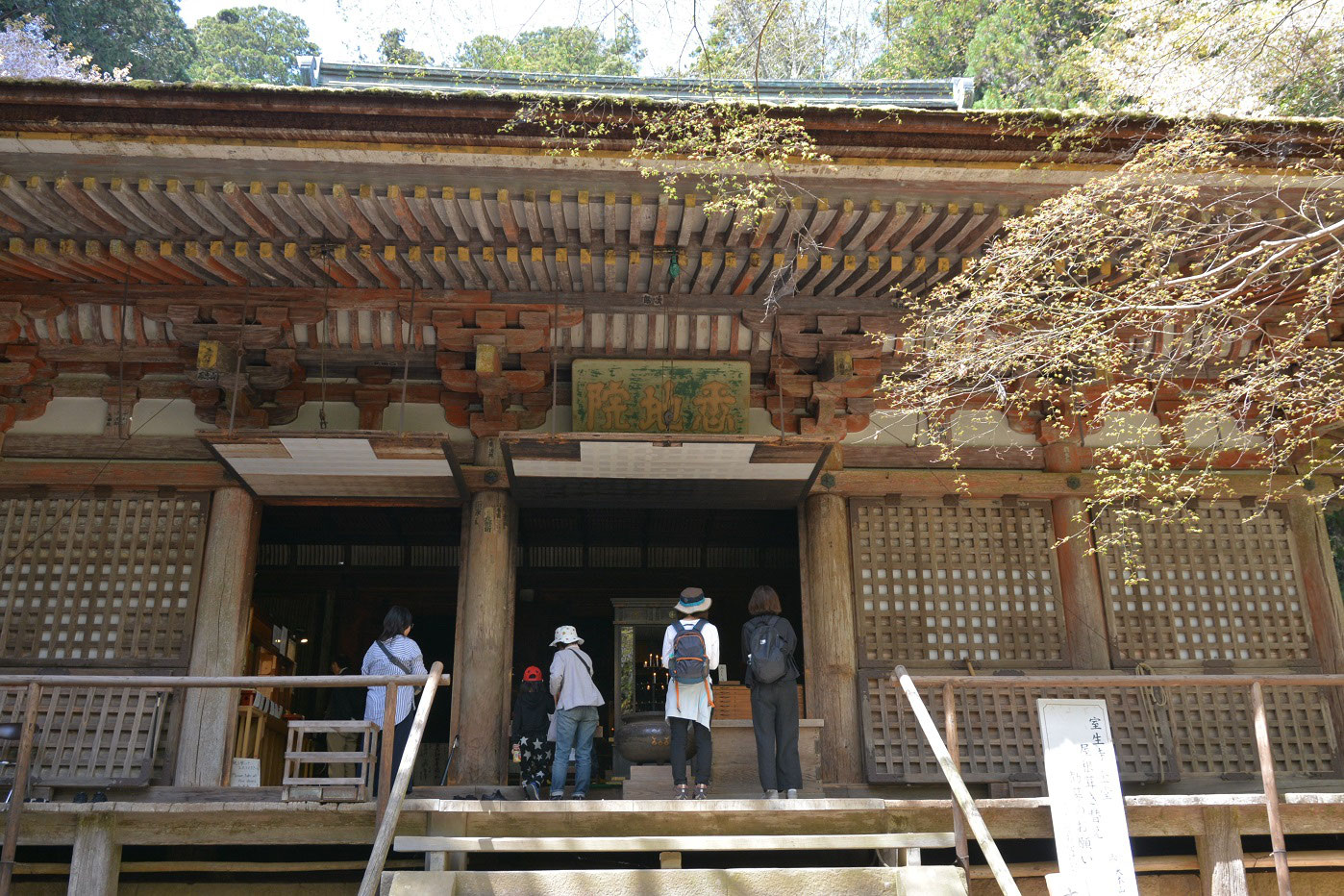 日本のどう　ガラス建築、室生寺他計4点 330px-Murouji,_hondou-3.jpg