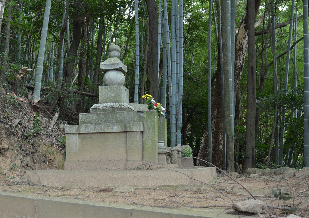 岩船寺墓地　歴代墓　笠つき石龕仏　ミニ～墓場放浪記～