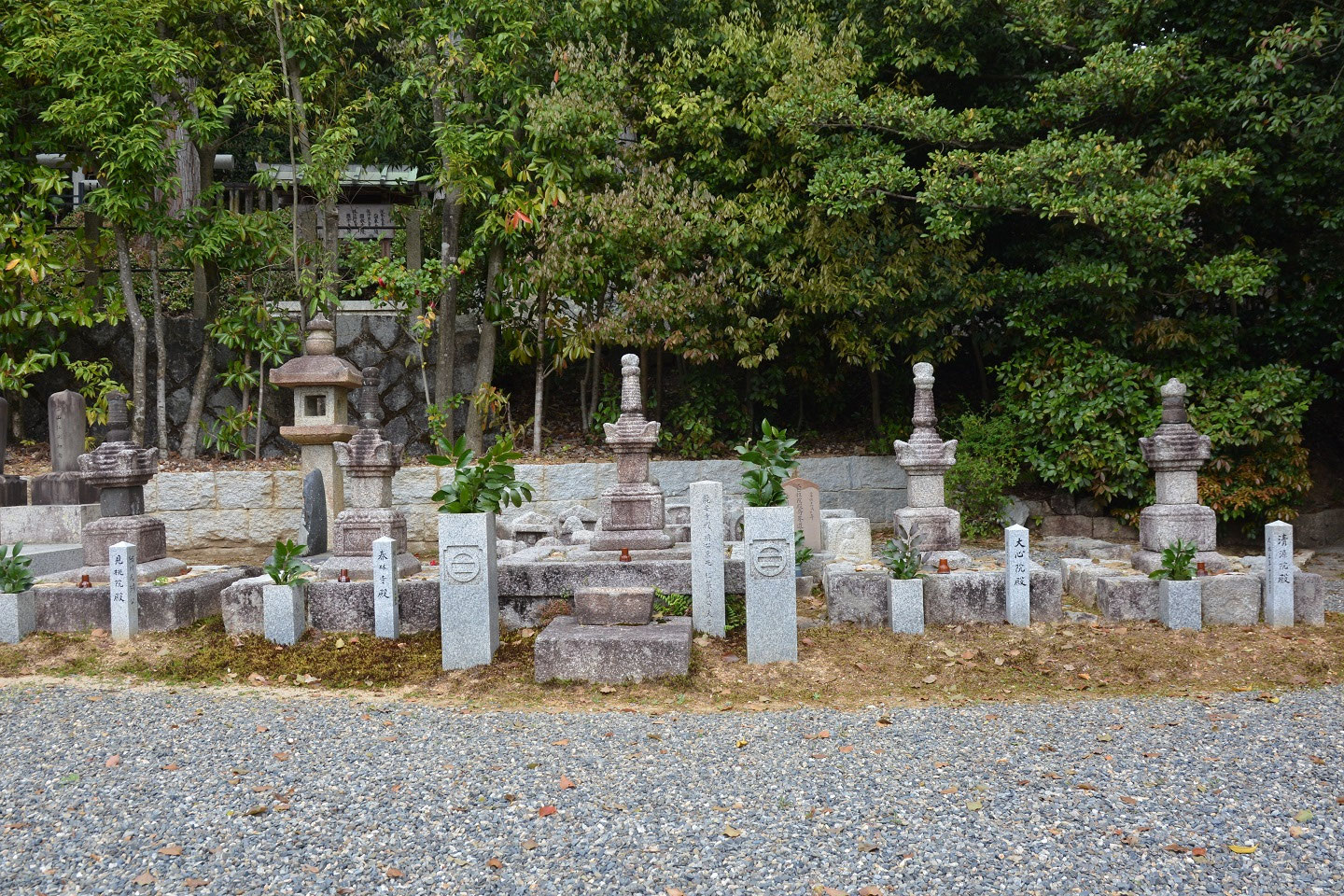 龍安寺裏の墓碑たち 細川勝元 京兆家 - daitakuji 大澤寺 墓場放浪記