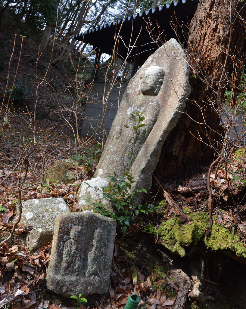 転がって埋まる?の如く地蔵の姿　忍辱山墓地　～墓場放浪記～