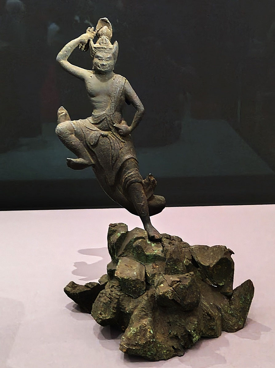 金剛杵を振り上げる蔵王権現の躍動 残材片付け作業 - daitakuji 大澤寺