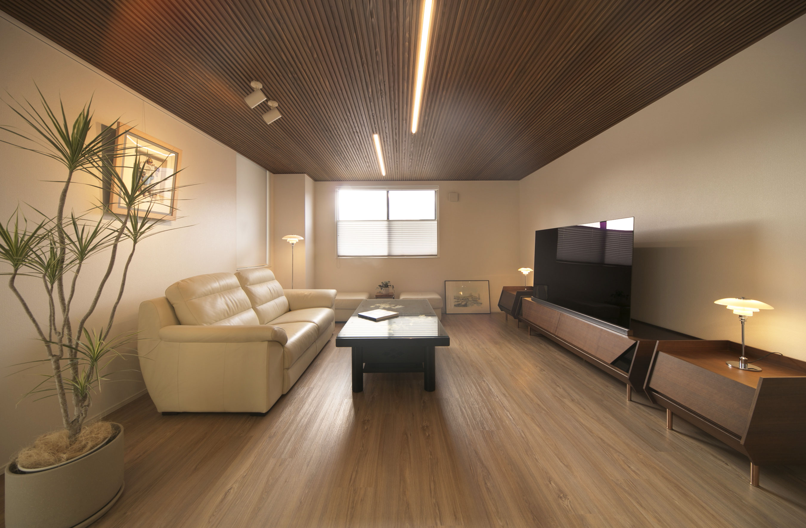 間接照明　杉無垢材 リブ天井 liteⅡ（杉無垢） - 片桐銘木工業株式会社