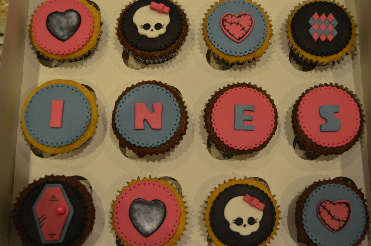 Cupcake Decorado con Flores de Azúcar, image size:1278x847