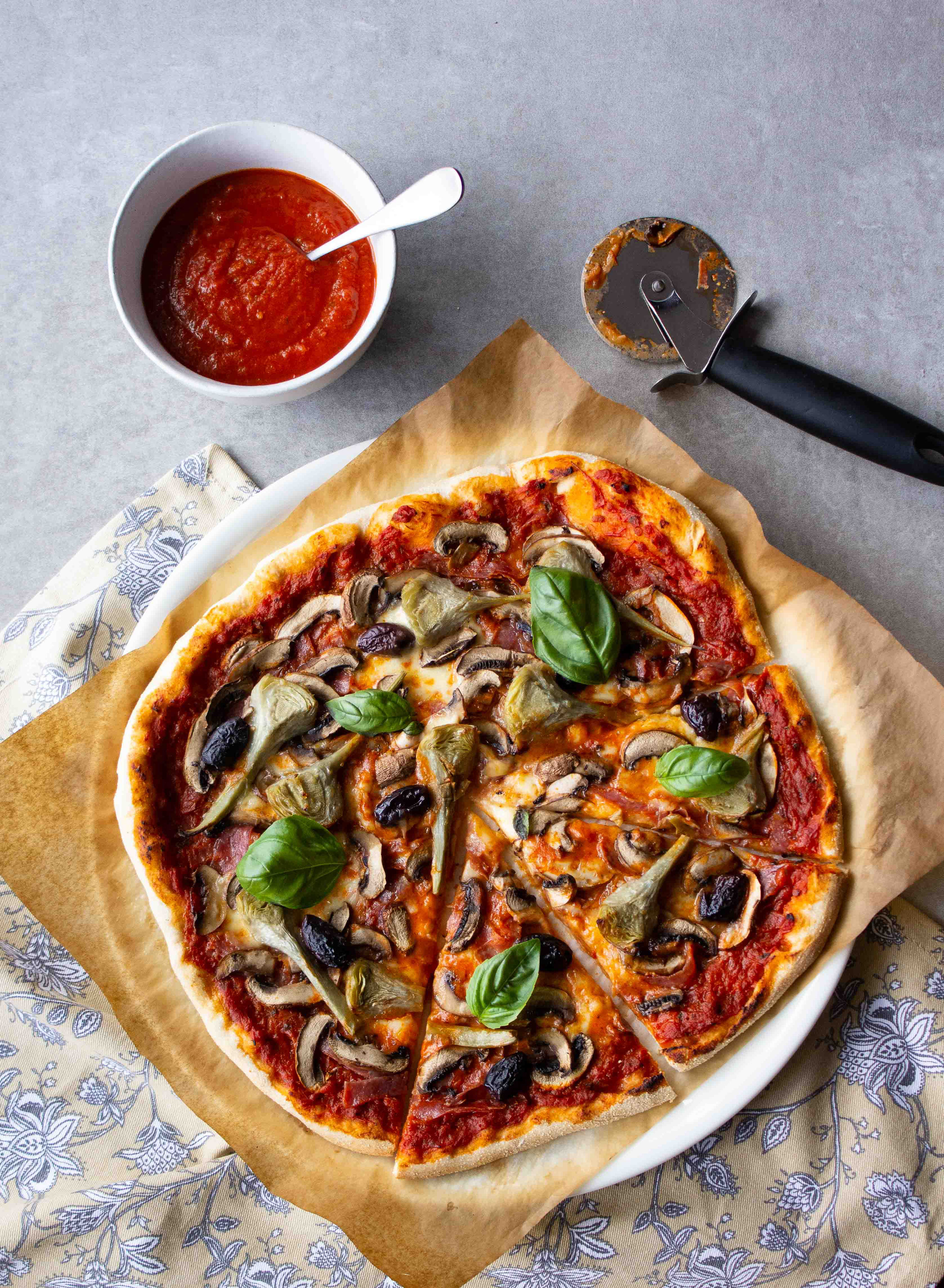 La 4 Saisons N'est Pas Qu'une Pizza Pizza quatre saisons (tomate, jambon, champignons, artichauts, olives