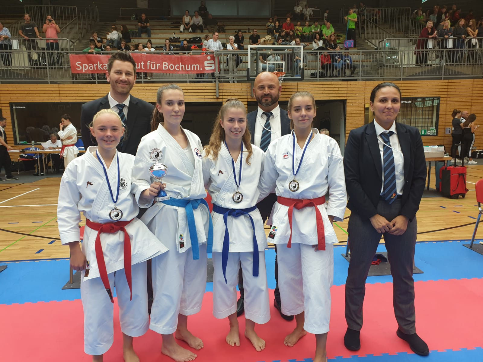 Qattiq oq mushuk ichida ulkan qora xoroz