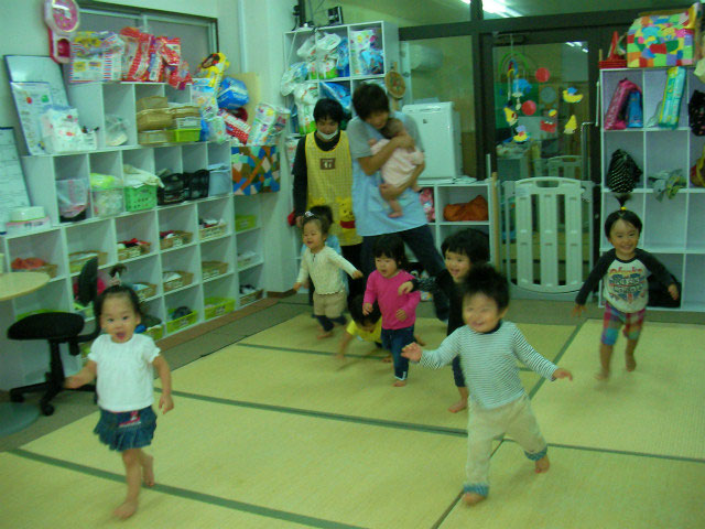 こども　立ちション 立ちションブーム -  キッズベース：「鹿児島市JR鹿児島中央駅近くの託児所」子育て支援ルームKidsBase（キッズベース）・合同会社キッズベース・子育て支援・ＩＴ支援