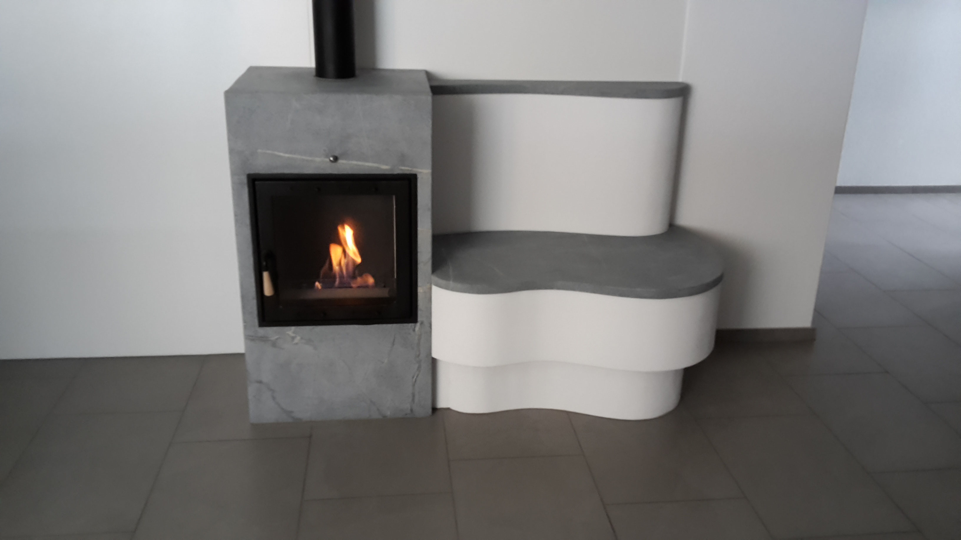 Neuheit: Ofen Mit Beheizter Sitzbank ohne Kamin und Arbeit Mit Echtem