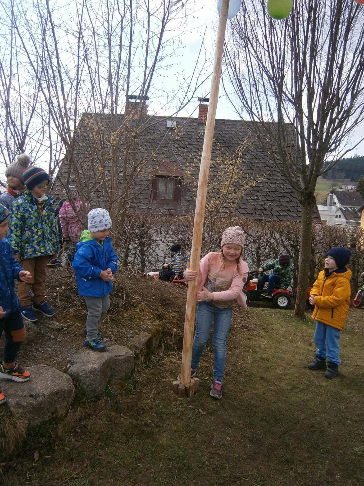 Maibaumsetzen - Pfarrcaritas Kindergarten Liebenau
