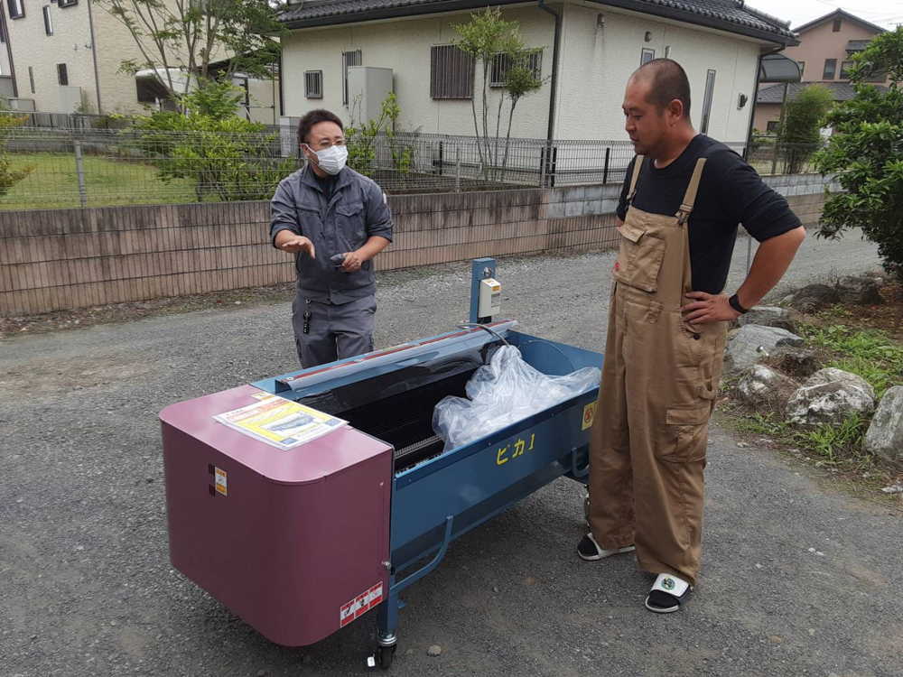 高橋水機】人参洗い機 ピカ1納品いたしました - 株式会社 笠原鉄工所