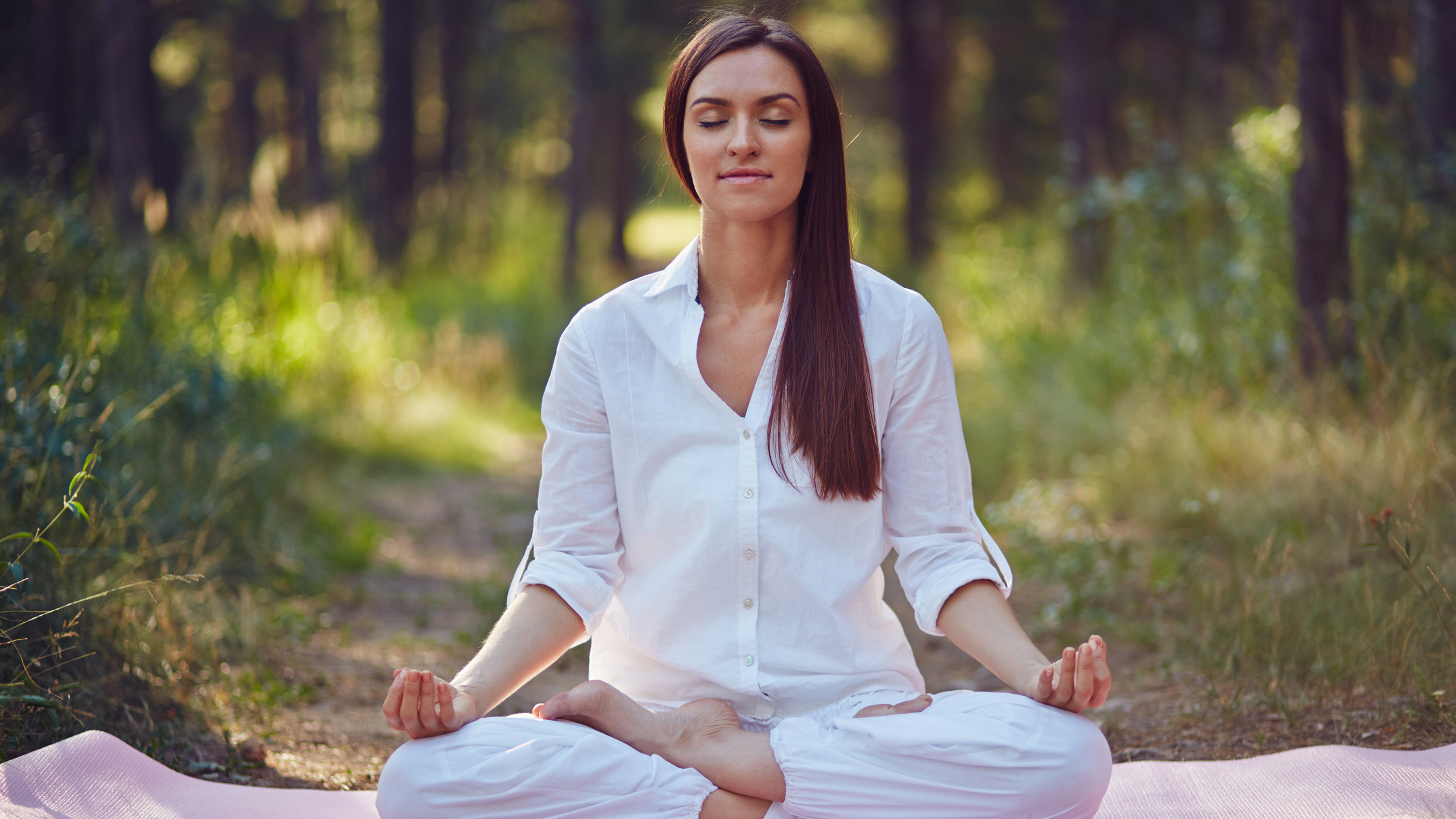 Медитация. Энергетическая практика женщина. Практики для девушек. Девушка сидит в позе лотоса. Самореализация женщины.