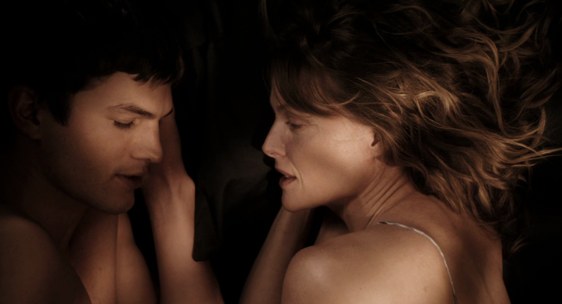 Мужчина и женщина в постели. Любовь личное видео. Удовольствие для мужчины. Нежные ласки. Пара в постели.