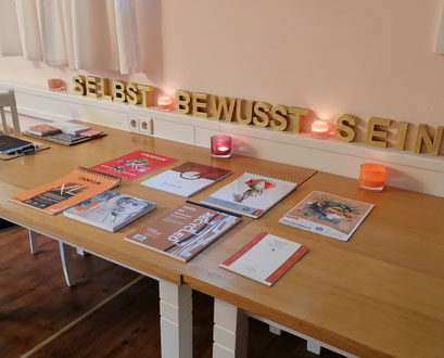 Kreativ sein im Malraum am Blauen Wunder beim Schreib- und Malkurs "Atempause im Advent""