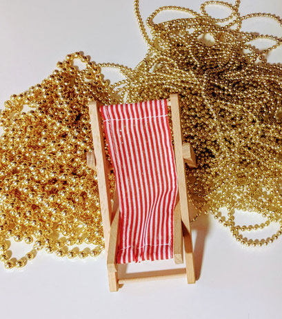 Liegestuhl und Goldperlenketten