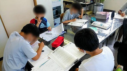 G君,カメラを意識しないで学習に集中してくださ~い。(笑)