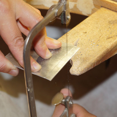 Pour tout service relatif à vos bijoux, je vous invite à venir me rencontrer à l'atelier.