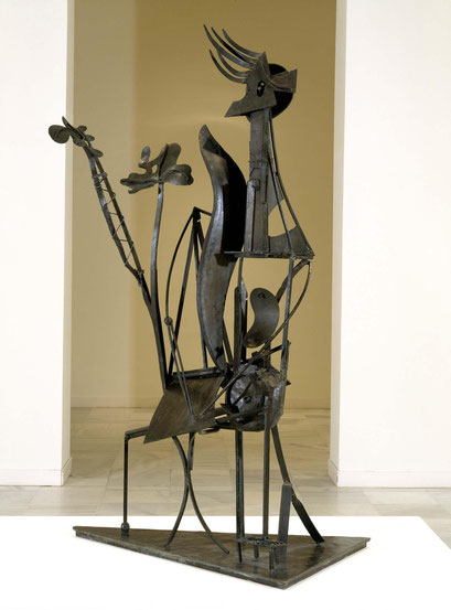 Mujer en el jardin de bronce soldado.209x116x81cm. Museo Nacional Reina Sofía.