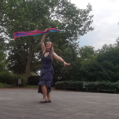 Frau im Sommerkleid mit Hula Hoop Reifen und Silk`n`hoop