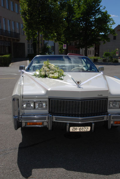 Oldtimer für Hochzeitsfahrt mit Blumenschmuck