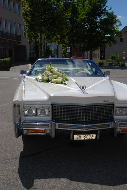 Oldtimer für Hochzeitsfahrt mit Blumenschmuck