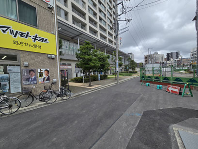 向ヶ丘遊園北口の踏切の近くの牛角やスミレなどの脇を通っていきます