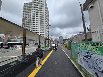 向ヶ丘遊園北口から駐輪場の脇を通ります