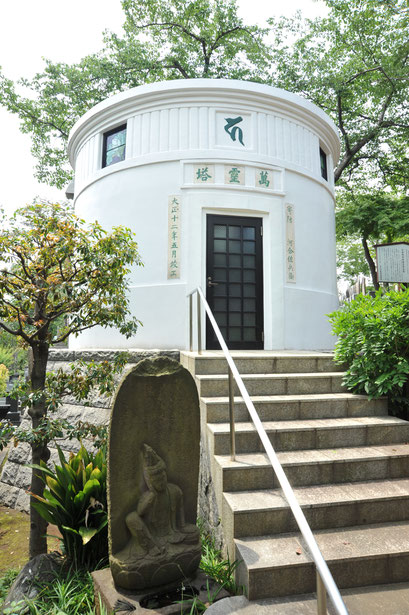 納骨堂（萬霊塔）の写真