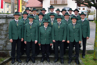8.11.2015, Die Sängerrunde in neuer Tracht bei der Heldenehrung