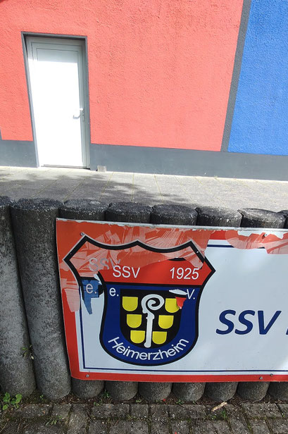 Auch das Schild des SSV Heimerzheim am Vereinsheim wurde mutwillig beschädigt. (Foto: SSV Heimerzheim)