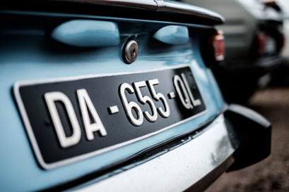 Nummernschild an blauem Auto