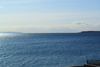 右側は三浦半島、左側は房総半島、中央が東京湾口