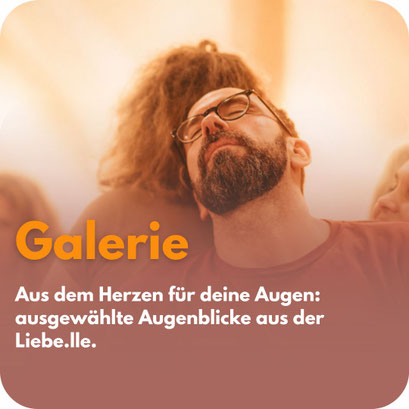 Ein Mann mit Brille und Bart lehnt sich an eine Frau – symbolischer Einstieg zur Galerie mit Momentaufnahmen von Verbindung und Begegnung.