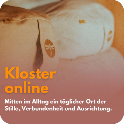 Zwei helle Meditationskissen mit Libellensymbol stehen in warmem Licht. Darüber steht: „Kloster online – Mitten im Alltag ein täglicher Ort der Stille, Verbundenheit und Ausrichtung.“