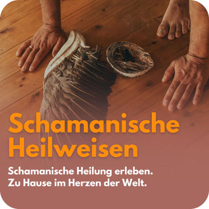 Plakat ‚Einführung schamanische Heilweisen‘ mit Händen, Federflügel und Räucherschale auf Holzboden