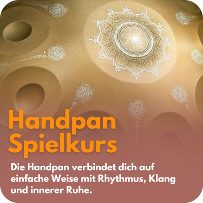 Detailansicht einer Handpan mit kunstvollen Verzierungen in warmen Gold- und Erdtönen. Darüber steht: „Handpan Spielkurs – Die Handpan verbindet dich auf einfache Weise mit Rhythmus, Klang und innerer Ruhe.“