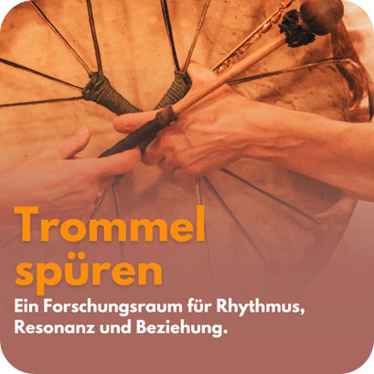 Nahaufnahme einer schamanischen Rahmentrommel. Zwei Hände halten einen Trommelschlägel vor dem verspannten Trommelfell. Darüber liegt der Text: „Trommel spüren – Ein Forschungsraum für Rhythmus, Resonanz und Beziehung.“